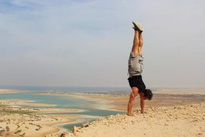 Benjamin Karagöz macht Handstand 