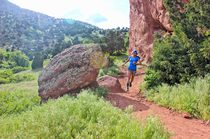 Frau beim Laufen im Canyon