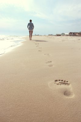 Barfußlaufen am Strand tut dem Rücken gut