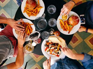 Freunde beim Burger-Essen