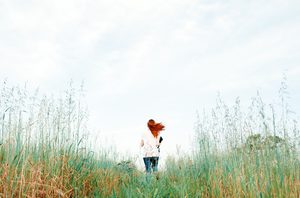 Eine Frau läuft über eine Wiese